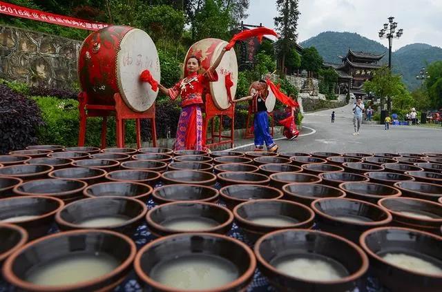 孟晚舟被喝"拦门酒-中国吃网