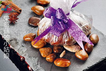 采蘑菇的小姑娘