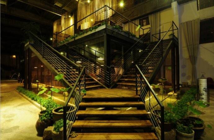 方法：租厂房开餐厅，装修、广告全省了