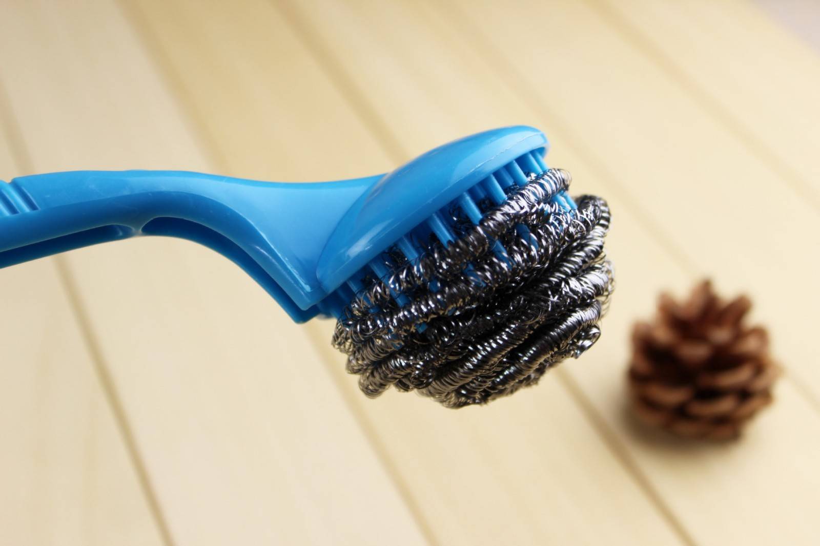 工具：餐厅正确使用保洁工具——刮刀、钢丝球