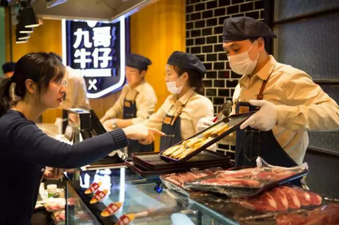 方法：上菜快的餐厅比较招顾客喜欢