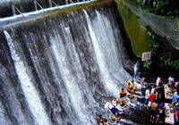 菲律宾：瀑布餐厅的美食诱惑 