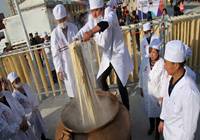 昆明：东川美食节 市民品尝299种面条