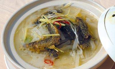 大煲萝卜丝炖泥鳅