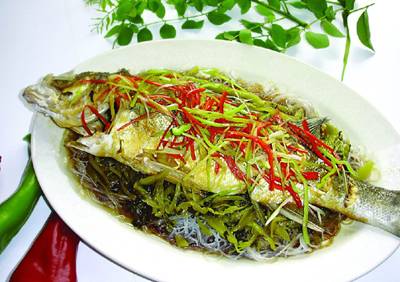 粉丝酸菜蒸鲈鱼