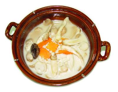 鸡汤煮鲜什菌