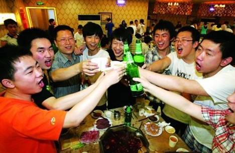 方法：因为鼓励顾客自带酒水，这家餐厅火了起来