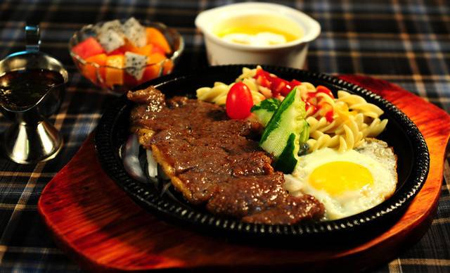  方法：县城级别的餐厅要卖人气、卖实惠、卖流行、卖口碑......