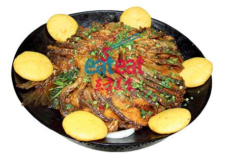 鲢鱼尾贴饼子