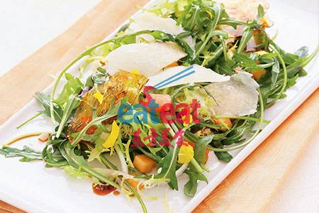 斑马臣干酪拌芝麻菜