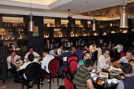 方法：顾客在餐厅滑倒的应急处理预案，餐厅必备