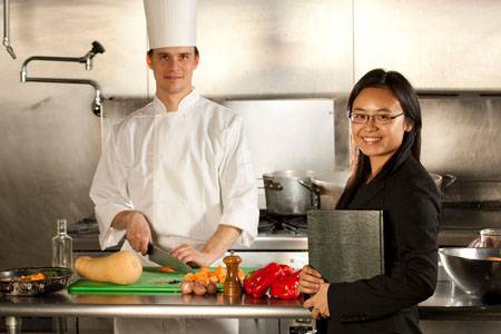 方法：前厅后厨要团体作业，顾客才能回头消费！