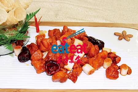 宫保鸡丁：手握圆筒上桌！