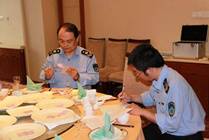 武汉：拾味馆、老五烧烤上餐具黑榜