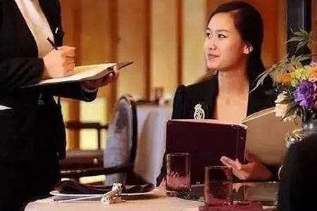 方法：顾客如果总催菜，服务员用三句话就足够了