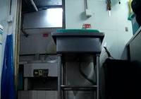 海底捞：老鼠爬进食品柜 漏勺掏下水道