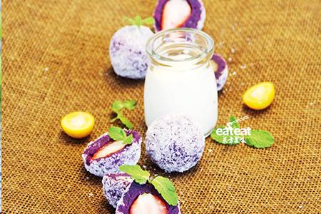 自制酸奶配紫薯球