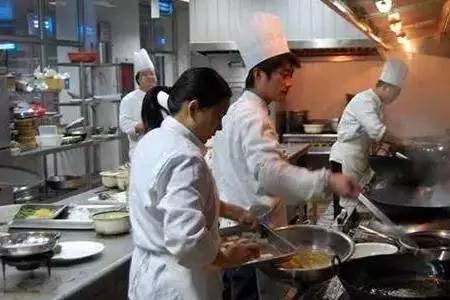 方法：厨师长要关注后厨员工是否有以下12种行为，很危险！