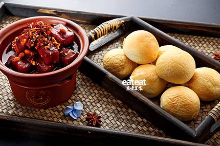 五仁油酥辣子坛子肉配烤馍