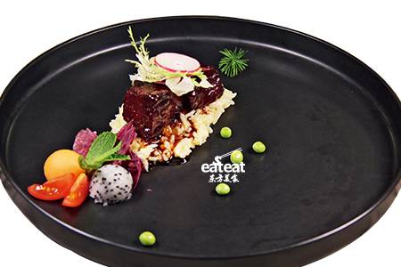 焖小牛排配奶油烩饭