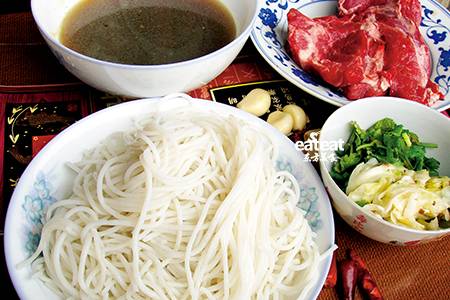 花溪牛肉粉：酸辣有韧性