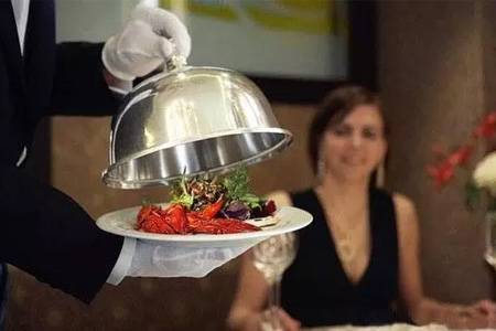 方法：餐厅服务员和顾客“唱反调”反而更能赢得回头客？