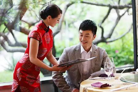 方法：餐厅“成也服务员，败也服务员”服务员最招人烦的举动