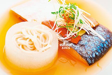 酒香云腿蒸鲥鱼：分次淋汤蒸鱼法