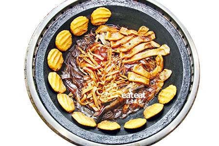 铁锅炖鱼的汤如何熬制？