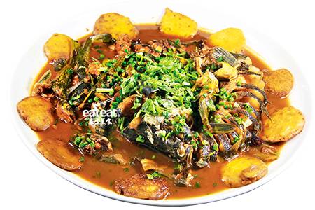 铁锅炖杂鱼：加水、调味有比例！