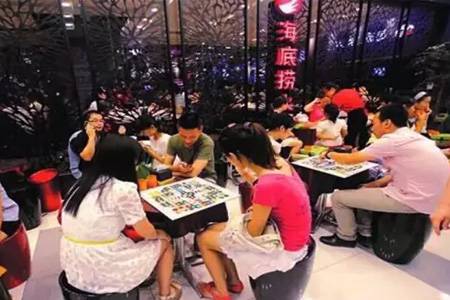 方法：教你9招，让顾客死心塌地在你的餐厅门前排队