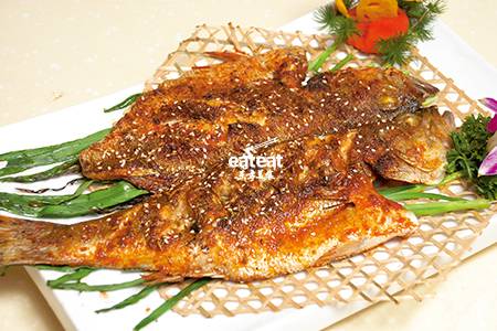 大连烤鱼：入味分两步撒粉和刷酱！