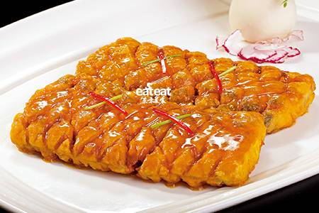 煎焖刀鱼：鲜鱼裹蛋液口感鲜嫩！