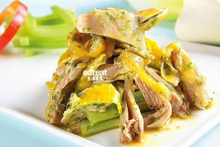 椒麻鸡:3个部位取肉浇料汁！