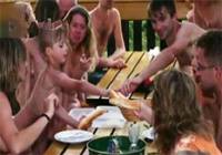 法国：首家裸体餐厅开业 