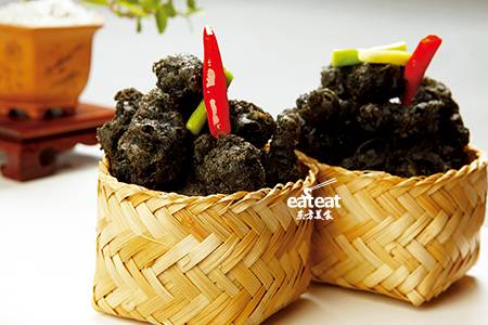 竹炭牛蛙：竹炭粉调制脆皮糊！