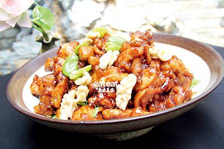 桃仁酱爆鸡丁：面酱先蒸后炒！