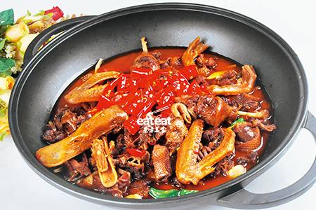 秘制灰汤贡鸭：干红焖制增香味！