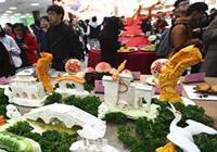 南京：高校厨师做出“雕龙画凤”大餐