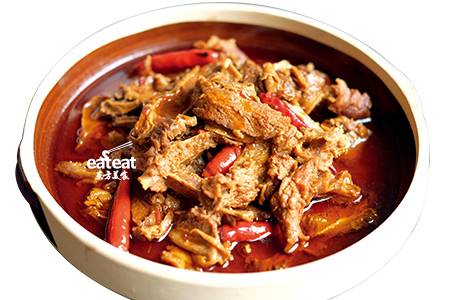 花瑶炖缸大片牛肉:小火焖炖1小时!