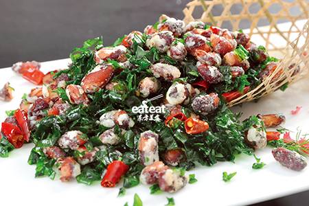 翡翠酥红豆：菜叶拍粉与豆炸酥！