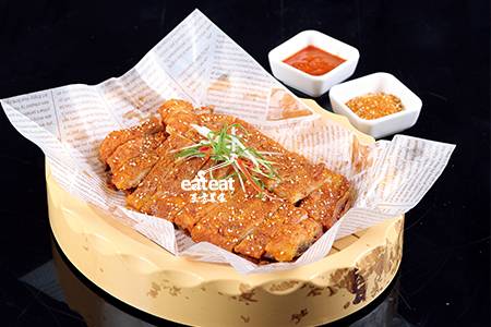 至尊烤羊腩：先煮后烤酱料提味!