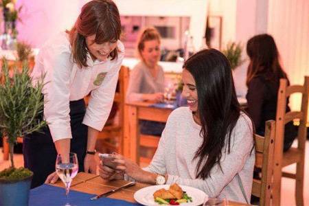 方法：要想顾客爆棚，不要忽视这几个服务动作！