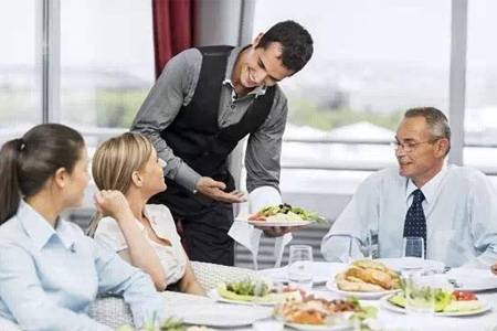 方法：两个故事告诉餐饮人，什么叫真正的“服务到家”