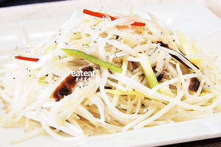 银芽炒银鱼仔：炒银鱼60℃冲水！