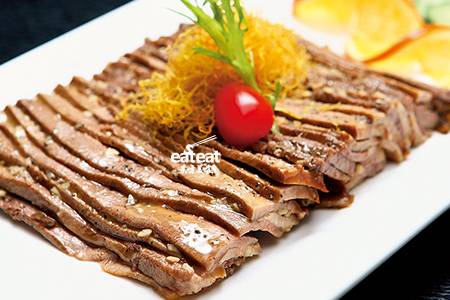 蒜蓉黑椒肥牛舌：牛舌剥皮才入味！