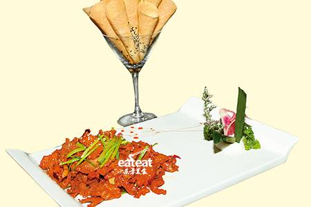 孜然嫩羊肉：酥皮筒有大用途！