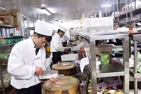 方法：前厅和后厨每天沟通这5件事，再没有扯皮和埋怨！