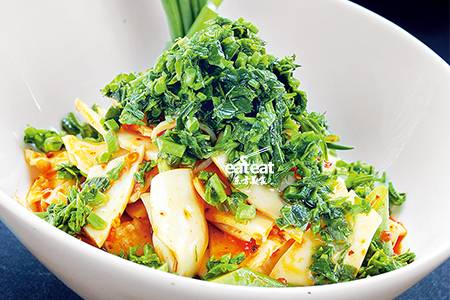 香椿拌黄喉：自制鲜花椒油提味！