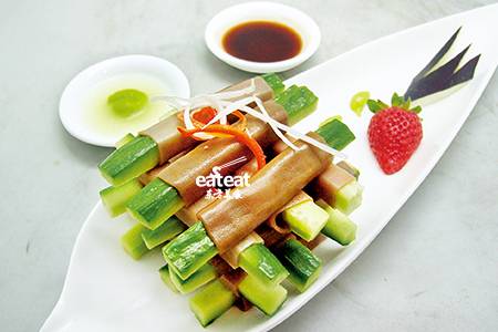 生吃海肠：黄瓜蘸酱穿盛装！